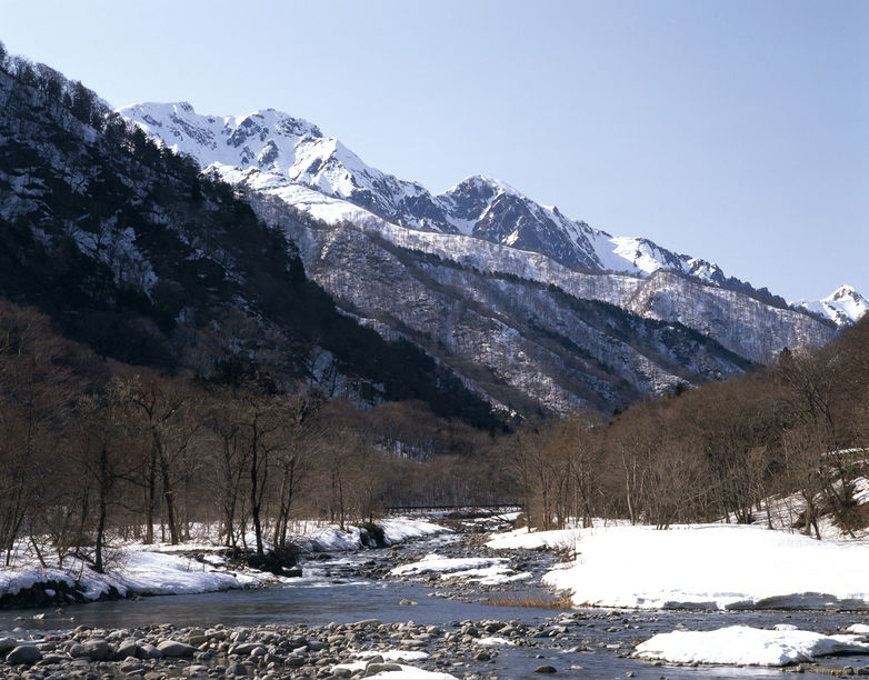冬の谷川岳と湯檜曽川